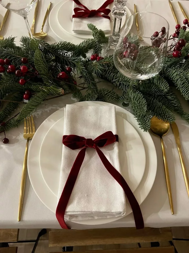 30 Christmas Table Decor Ideas for a Beautiful Holiday Dinner