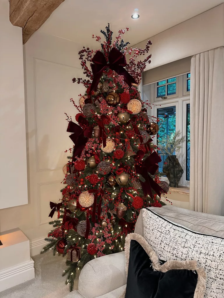28 Christmas Bow Decorating Ideas for an Elegant and Festive Home