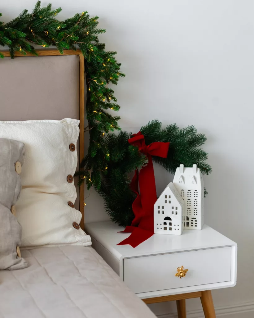 28 Charming Ways to Decorate Your Small Apartment for Christmas