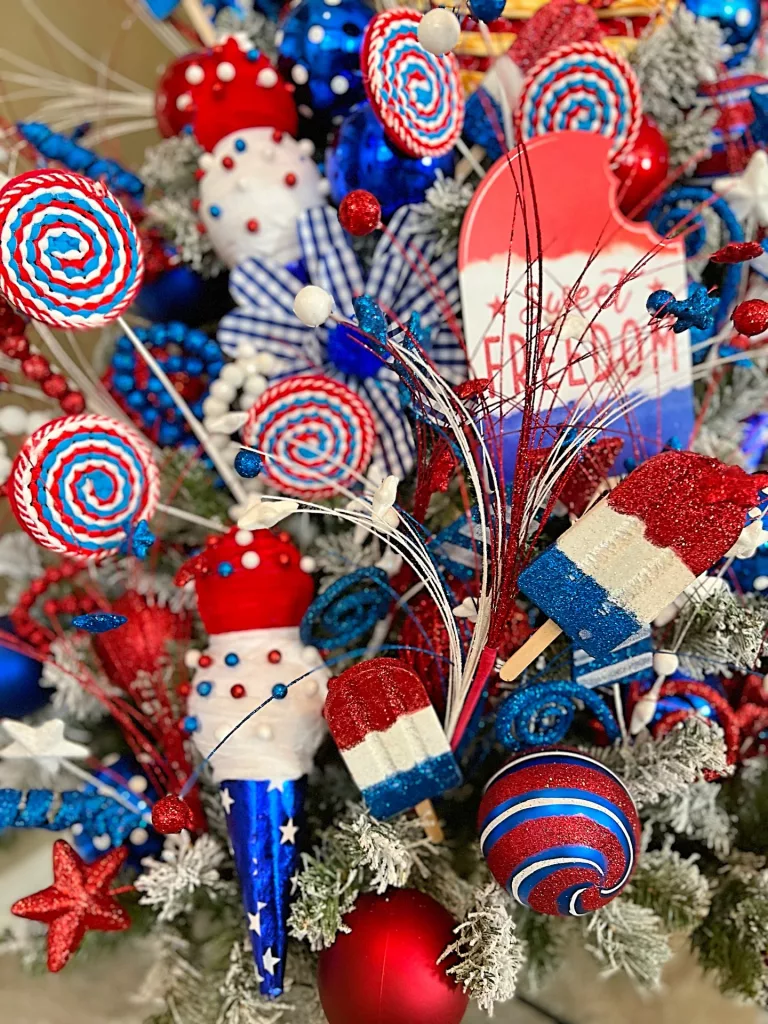 29 Charming Red, White, and Blue Holiday Decorating Ideas for a Festive Home