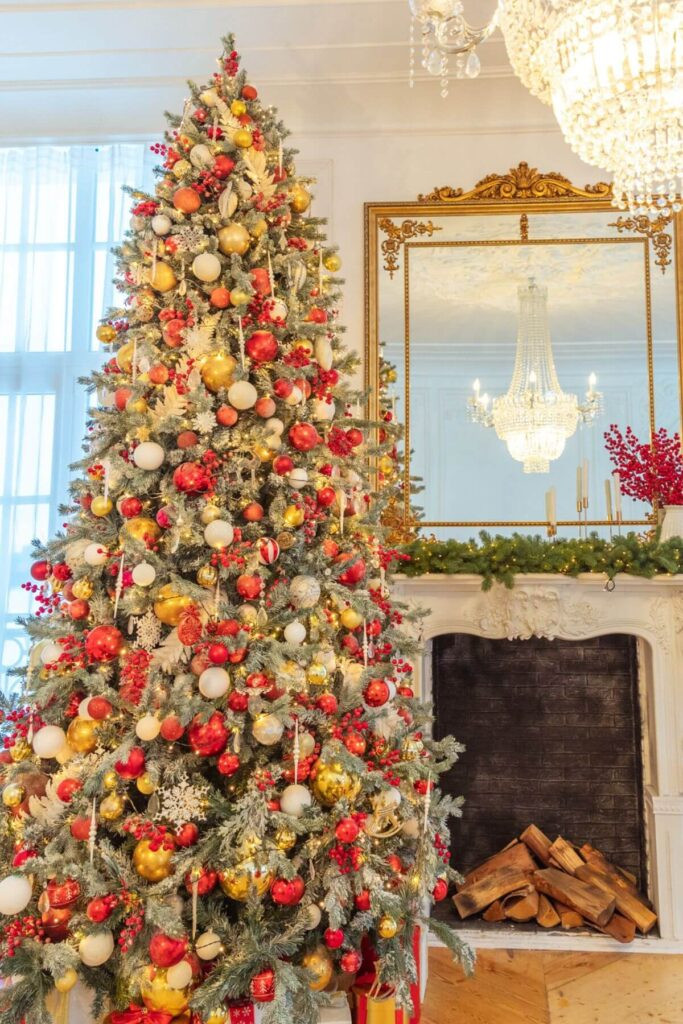 Luxurious Living Room with Opulent Red and Gold Christmas Tree Luxurious Living Room with Opulent Red and Gold Christmas Tree — Red and Gold Christmas Decor