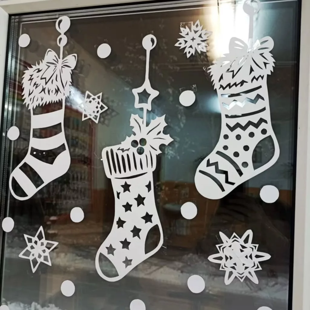 29 Enchanting Christmas Window Decor Ideas for a Festive Home