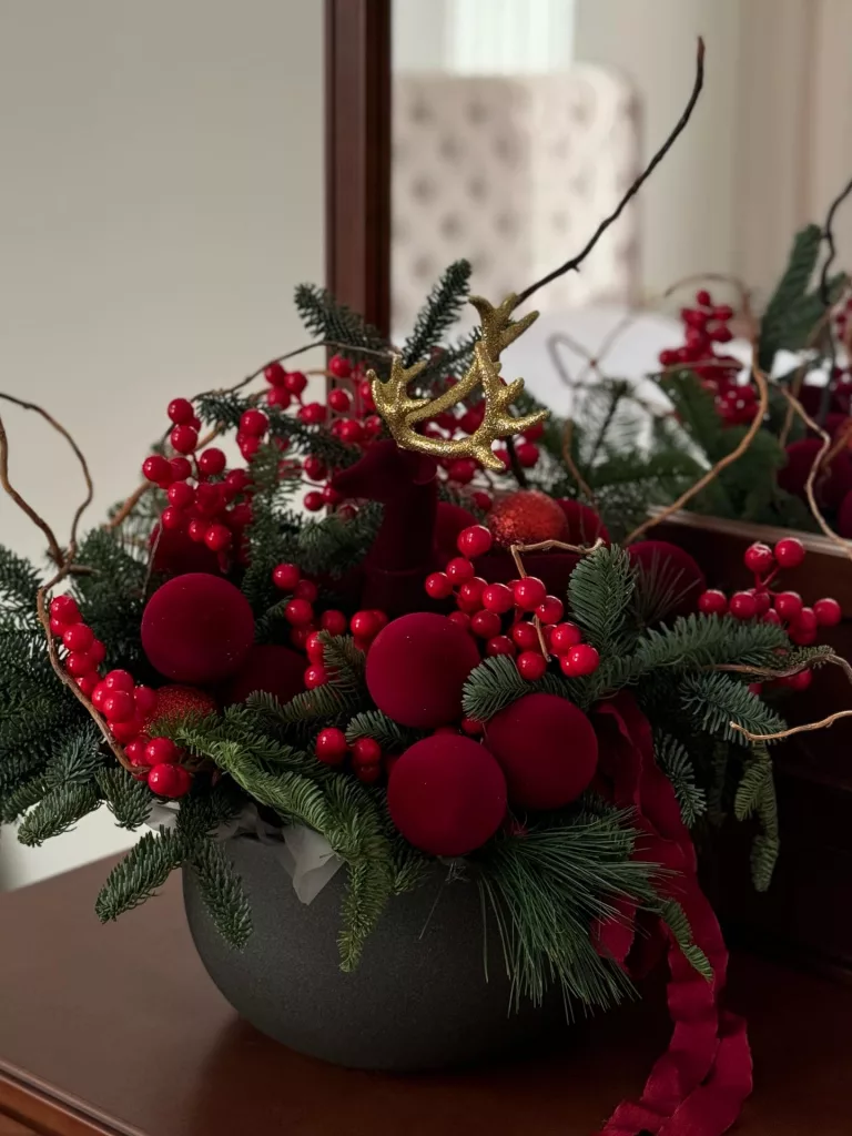 35 Traditional Red Christmas Decor Ideas for a Warm and Cozy Holiday