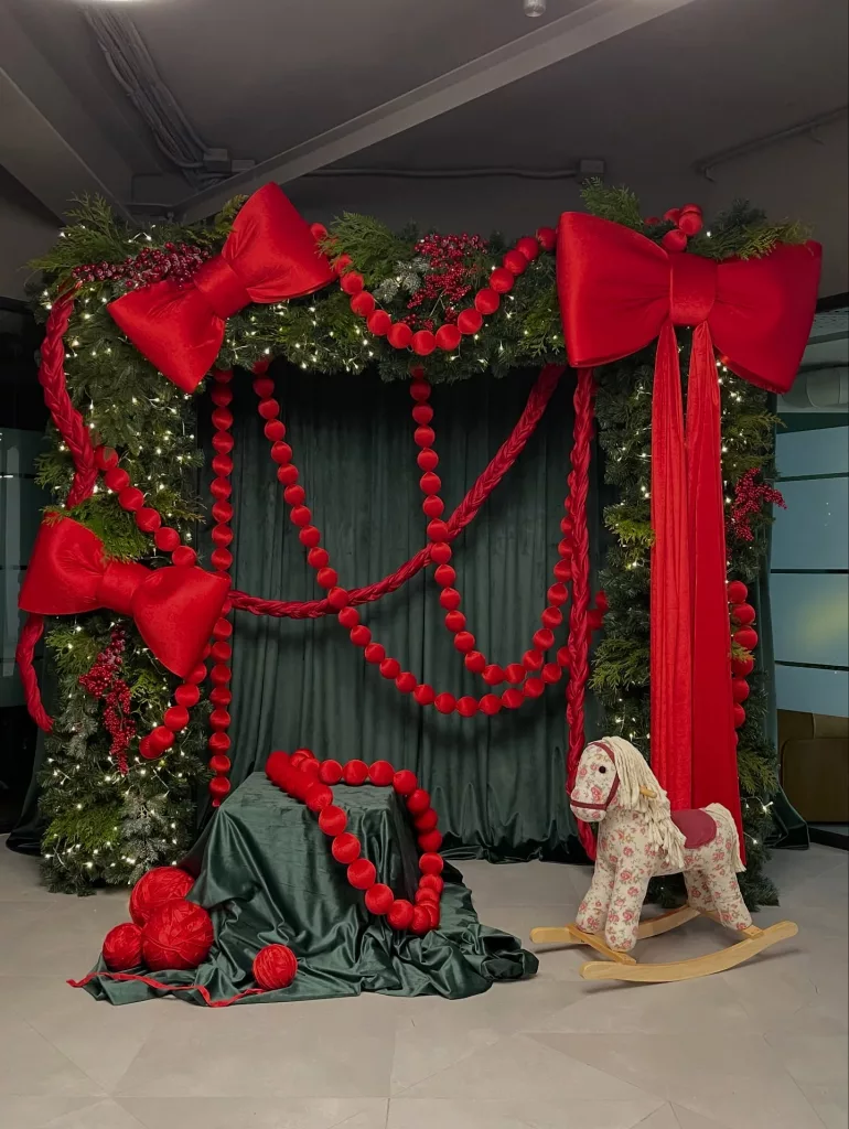 26 Beautiful Christmas Photo Backdrop Ideas for Magical Holiday Photos