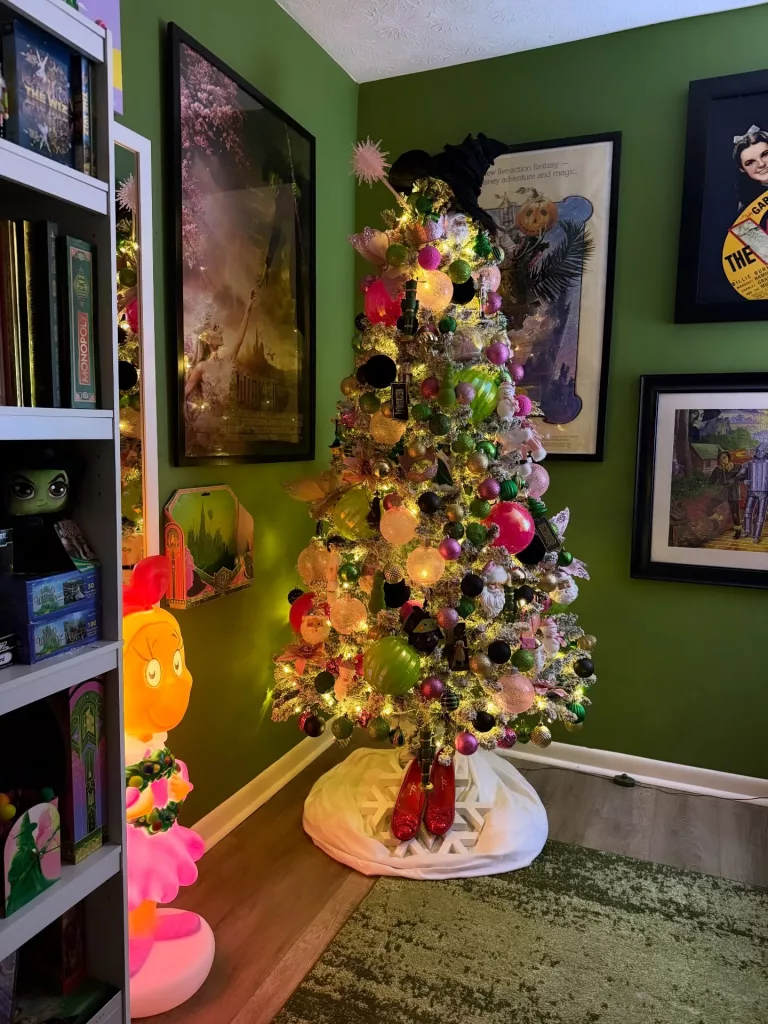30 Elegant Christmas Trees for a Stylish and Festive Home