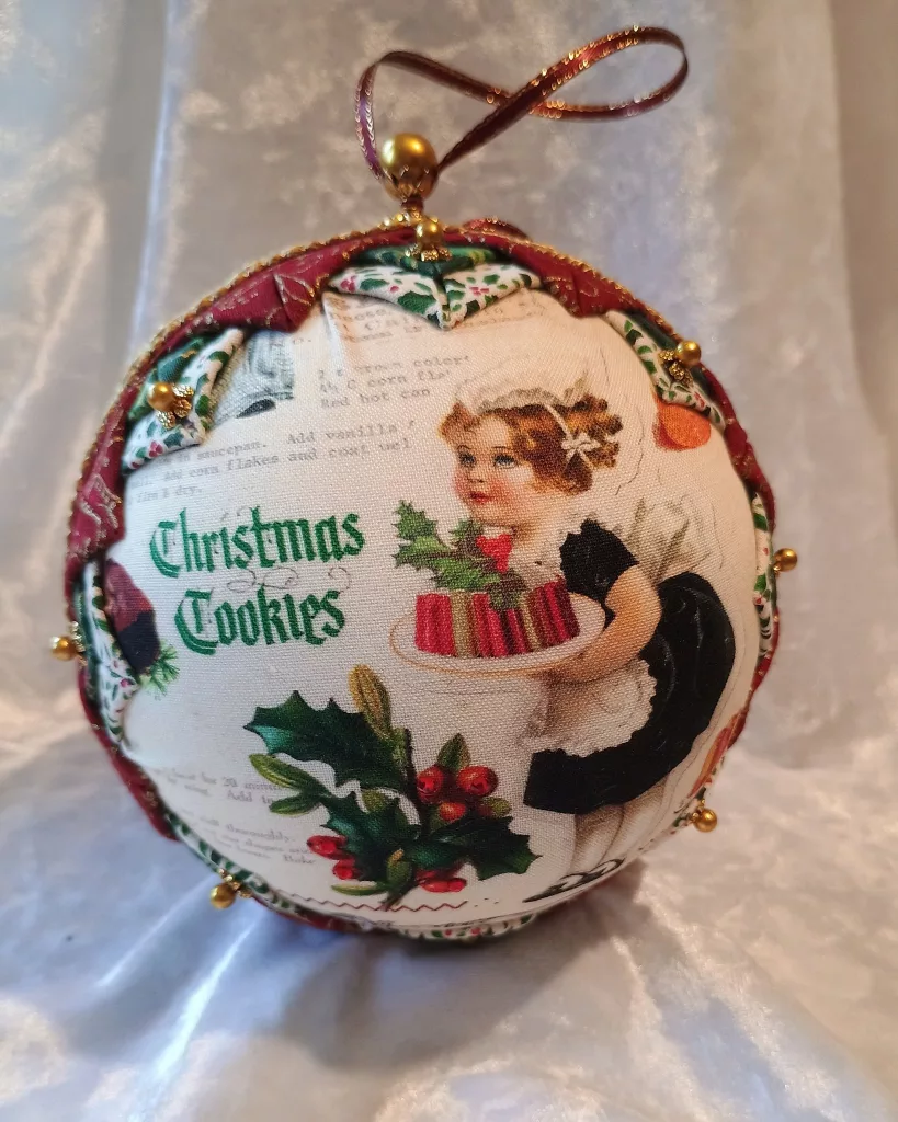 30 Beautiful Christmas Tree Balls for an Enchanting Holiday Home