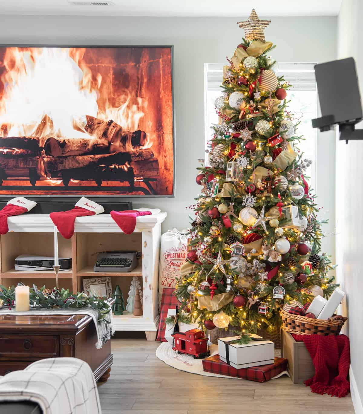 Traditional Living Room with Red and Gold Christmas Tree — Gold Christmas Decor