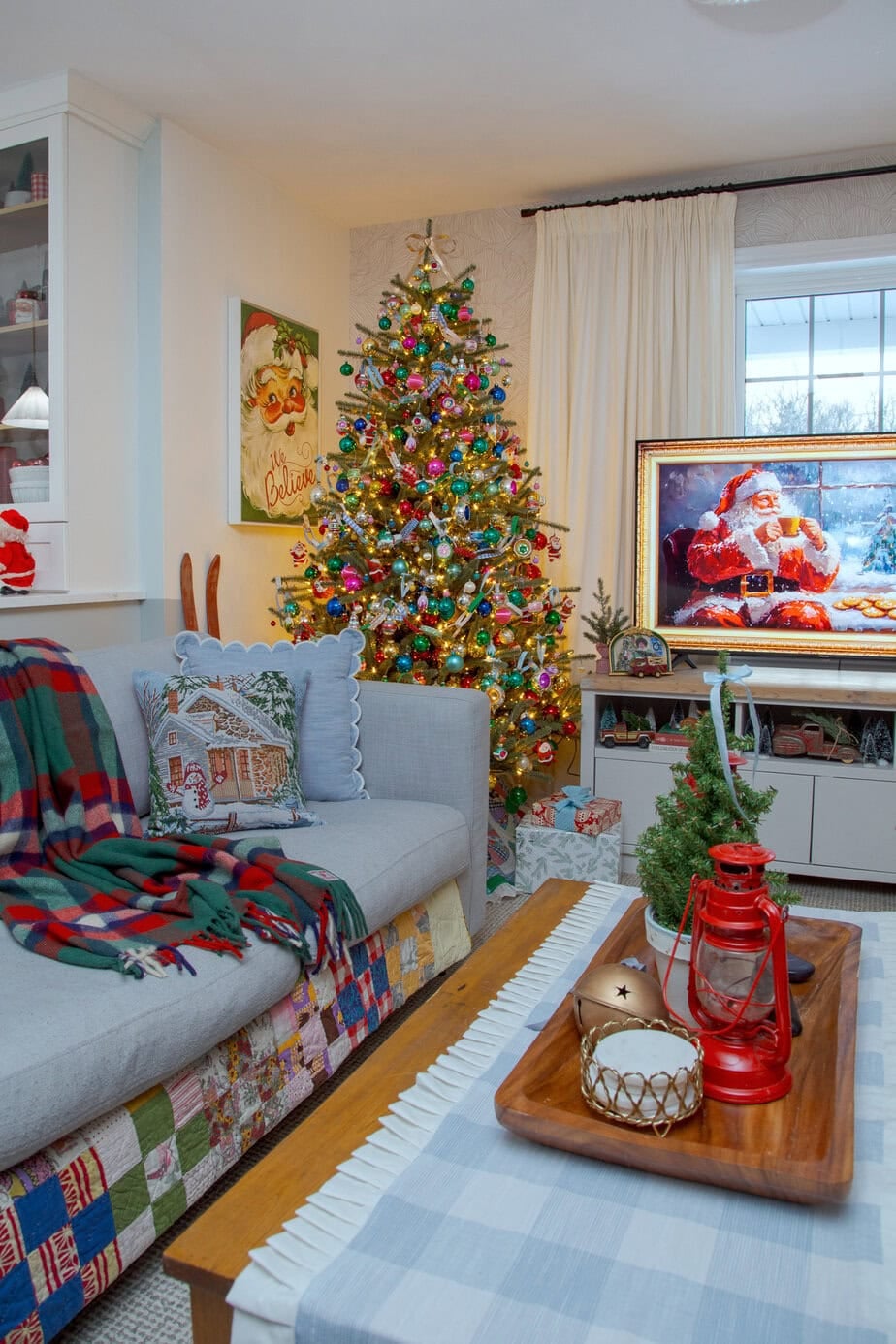 Living Room with Colorful Vintage Christmas Tree and Plaid Throws Living Room with Colorful Vintage Christmas Tree and Plaid Throws — Vintage Christmas Decor