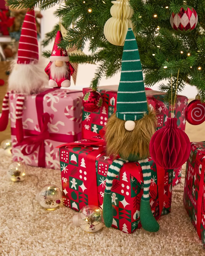 35 Traditional Red Christmas Decor Ideas for a Warm and Cozy Holiday