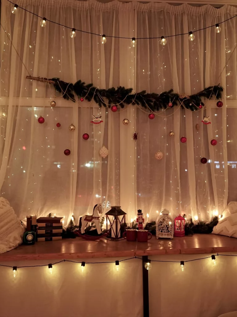29 Enchanting Christmas Window Decor Ideas for a Festive Home