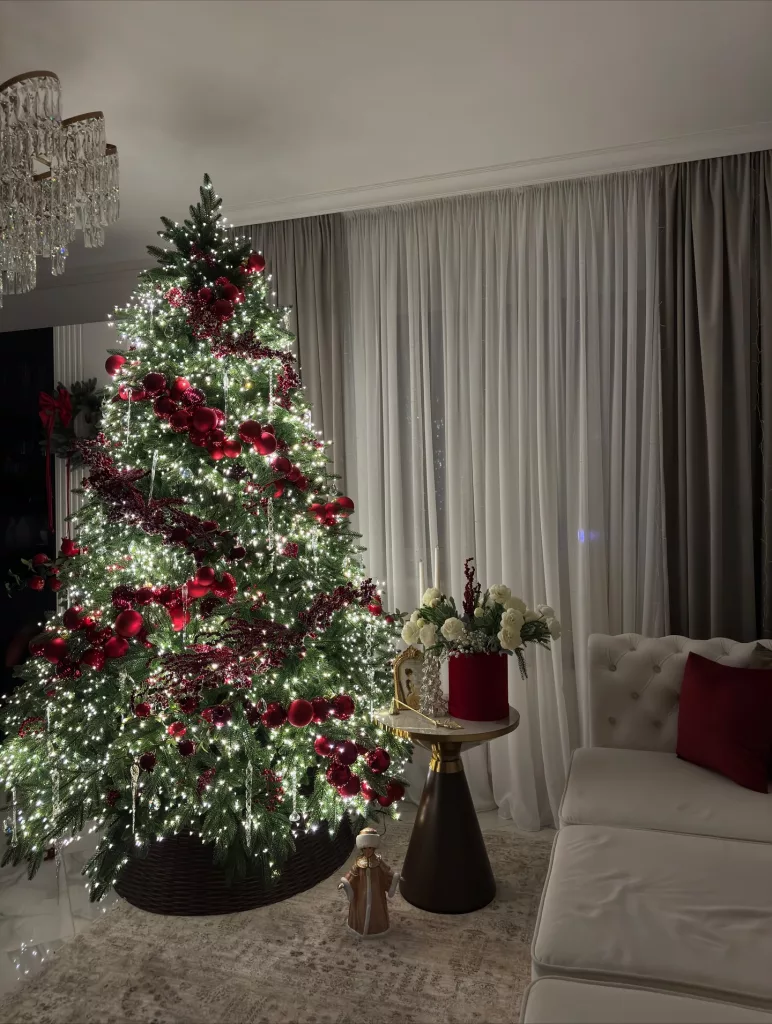 28 Charming Ways to Decorate Your Small Apartment for Christmas