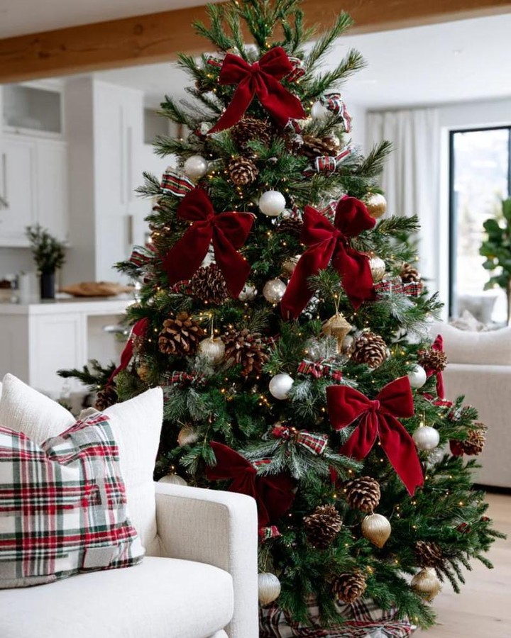30 Elegant Christmas Trees for a Stylish and Festive Home
