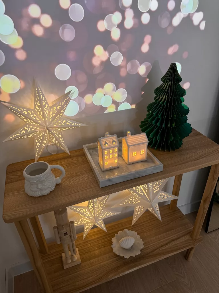 28 Charming Ways to Decorate Your Small Apartment for Christmas